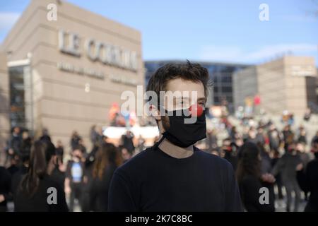 ©Giacomo Italiano/MAXPPP - chorégraphie réalisée par le collectif les Essentiels afin de sauver les professions culturelles suite aux restrictions de la lutte contre la pandémie de Covid-19. France, Montpellier, 12 décembre 2020. Photographe: Giacomo Italiano / Maxppp Choregraphie revendative fait par le collectif les essentiels à l'intérieur de sauver les moutiers de la culture suite aux restrictions de la lutte contre la pandémiie du covid-19. France, Montpellier, 12 décembre 2020. Photographie : Giacomo Italiano / Maxppp Banque D'Images