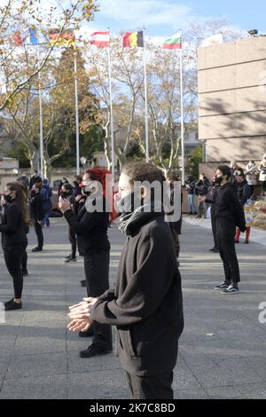 ©Giacomo Italiano/MAXPPP - chorégraphie réalisée par le collectif les Essentiels afin de sauver les professions culturelles suite aux restrictions de la lutte contre la pandémie de Covid-19. France, Montpellier, 12 décembre 2020. Photographe: Giacomo Italiano / Maxppp Choregraphie revendative fait par le collectif les essentiels à l'intérieur de sauver les moutiers de la culture suite aux restrictions de la lutte contre la pandémiie du covid-19. France, Montpellier, 12 décembre 2020. Photographie : Giacomo Italiano / Maxppp Banque D'Images