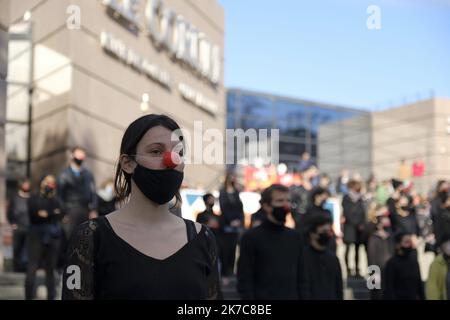 ©Giacomo Italiano/MAXPPP - chorégraphie réalisée par le collectif les Essentiels afin de sauver les professions culturelles suite aux restrictions de la lutte contre la pandémie de Covid-19. France, Montpellier, 12 décembre 2020. Photographe: Giacomo Italiano / Maxppp Choregraphie revendative fait par le collectif les essentiels à l'intérieur de sauver les moutiers de la culture suite aux restrictions de la lutte contre la pandémiie du covid-19. France, Montpellier, 12 décembre 2020. Photographie : Giacomo Italiano / Maxppp Banque D'Images