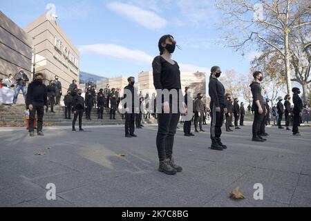 ©Giacomo Italiano/MAXPPP - chorégraphie réalisée par le collectif les Essentiels afin de sauver les professions culturelles suite aux restrictions de la lutte contre la pandémie de Covid-19. France, Montpellier, 12 décembre 2020. Photographe: Giacomo Italiano / Maxppp Choregraphie revendative fait par le collectif les essentiels à l'intérieur de sauver les moutiers de la culture suite aux restrictions de la lutte contre la pandémiie du covid-19. France, Montpellier, 12 décembre 2020. Photographie : Giacomo Italiano / Maxppp Banque D'Images