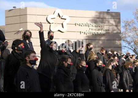 ©Giacomo Italiano/MAXPPP - chorégraphie réalisée par le collectif les Essentiels afin de sauver les professions culturelles suite aux restrictions de la lutte contre la pandémie de Covid-19. France, Montpellier, 12 décembre 2020. Photographe: Giacomo Italiano / Maxppp Choregraphie revendative fait par le collectif les essentiels à l'intérieur de sauver les moutiers de la culture suite aux restrictions de la lutte contre la pandémiie du covid-19. France, Montpellier, 12 décembre 2020. Photographie : Giacomo Italiano / Maxppp Banque D'Images