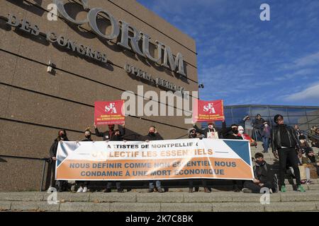 ©Giacomo Italiano/MAXPPP - chorégraphie réalisée par le collectif les Essentiels afin de sauver les professions culturelles suite aux restrictions de la lutte contre la pandémie de Covid-19. France, Montpellier, 12 décembre 2020. Photographe: Giacomo Italiano / Maxppp Choregraphie revendative fait par le collectif les essentiels à l'intérieur de sauver les moutiers de la culture suite aux restrictions de la lutte contre la pandémiie du covid-19. France, Montpellier, 12 décembre 2020. Photographie : Giacomo Italiano / Maxppp Banque D'Images