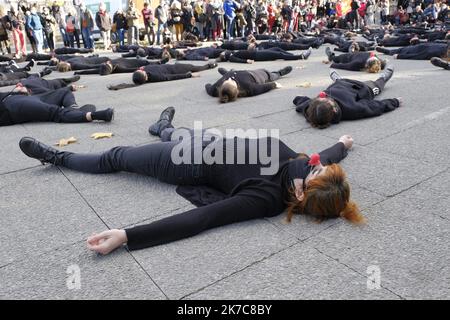 ©Giacomo Italiano/MAXPPP - chorégraphie réalisée par le collectif les Essentiels afin de sauver les professions culturelles suite aux restrictions de la lutte contre la pandémie de Covid-19. France, Montpellier, 12 décembre 2020. Photographe: Giacomo Italiano / Maxppp Choregraphie revendative fait par le collectif les essentiels à l'intérieur de sauver les moutiers de la culture suite aux restrictions de la lutte contre la pandémiie du covid-19. France, Montpellier, 12 décembre 2020. Photographie : Giacomo Italiano / Maxppp Banque D'Images