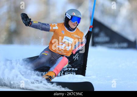 ©Pierre Teyssot/MAXPPP ; coupe du monde de snowboard FIS - événement parallèle de slalom de Covid-19 le 17/12/2020 à Carezza, Italie. En action Cheyenne Loch (GER) . Pierre Teyssot / Maxppp Banque D'Images