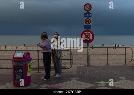 ©Nicolas Landemard / le Pictorium / MAXPPP - Nicolas Landemard / le Pictorium - 20/12/2020 - Belgique - deux femmes se protent le long du bord de mer au Coq. / 20/12/2020 - Belgique - deux femmes marchent le long du front de mer au Coq. Banque D'Images
