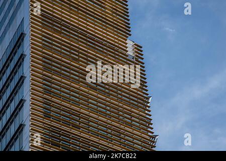 ©Sadak Souici / le Pictorium/MAXPPP - Sadak Souici / le Pictorium - 26/12/2020 - France / Ile-de-France / Paris 13 - dans le 13E arrondissement de Paris, les ateliers Jean nouvel ont concu les Tours Duo, deux édifices de 180 mètres et 122 mètres.le chantier approché de terme son. A quelques mètres du périphérique parisien, au bout de l'avenue de France (13E arrondissement), la construction des Tours Duo se poursuit. / 26/12/2020 - France / Ile-de-France (région) / Paris 13th arrondissement (13th arrondissement de Paris) - dans le 13th arrondissement de Paris, les ateliers Jean nouvel ont conçu les Tours Banque D'Images