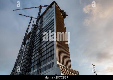 ©Sadak Souici / le Pictorium/MAXPPP - Sadak Souici / le Pictorium - 26/12/2020 - France / Ile-de-France / Paris 13 - dans le 13E arrondissement de Paris, les ateliers Jean nouvel ont concu les Tours Duo, deux édifices de 180 mètres et 122 mètres.le chantier approché de terme son. A quelques mètres du périphérique parisien, au bout de l'avenue de France (13E arrondissement), la construction des Tours Duo se poursuit. / 26/12/2020 - France / Ile-de-France (région) / Paris 13th arrondissement (13th arrondissement de Paris) - dans le 13th arrondissement de Paris, les ateliers Jean nouvel ont conçu les Tours Banque D'Images