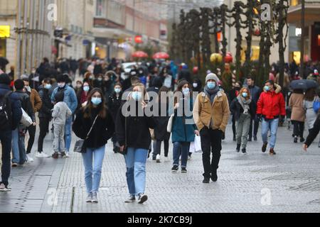 ©PHOTOPQR/LE COURRIER PICARD/Fred HASLIN ; Amiens ; 28/12/2020 ; 28/12/20 Foule dans la rue pieton rue des trois Cailloux Amiens photo Fred HASLIN - 2020/12/28. Les magasins commencent leurs « ventes privées » plus tôt que prévu par crainte d'un nouveau confinement en janvier Banque D'Images