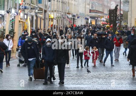 ©PHOTOPQR/LE COURRIER PICARD/Fred HASLIN ; Amiens ; 28/12/2020 ; 28/12/20 Foule dans la rue pieton rue des trois Cailloux Amiens photo Fred HASLIN - 2020/12/28. Les magasins commencent leurs « ventes privées » plus tôt que prévu par crainte d'un nouveau confinement en janvier Banque D'Images