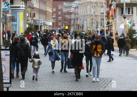 ©PHOTOPQR/LE COURRIER PICARD/Fred HASLIN ; Amiens ; 28/12/2020 ; 28/12/20 Foule dans la rue pieton rue des trois Cailloux Amiens photo Fred HASLIN - 2020/12/28. Les magasins commencent leurs « ventes privées » plus tôt que prévu par crainte d'un nouveau confinement en janvier Banque D'Images