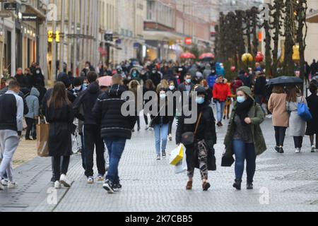 ©PHOTOPQR/LE COURRIER PICARD/Fred HASLIN ; Amiens ; 28/12/2020 ; 28/12/20 Foule dans la rue pieton rue des trois Cailloux Amiens photo Fred HASLIN - 2020/12/28. Les magasins commencent leurs « ventes privées » plus tôt que prévu par crainte d'un nouveau confinement en janvier Banque D'Images