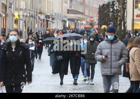 ©PHOTOPQR/LE COURRIER PICARD/Fred HASLIN ; Amiens ; 28/12/2020 ; 28/12/20 Foule dans la rue pieton rue des trois Cailloux Amiens photo Fred HASLIN - 2020/12/28. Les magasins commencent leurs « ventes privées » plus tôt que prévu par crainte d'un nouveau confinement en janvier Banque D'Images