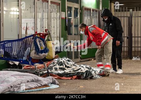 ©Nicolas Beaumont / le Pictorium/MAXPPP - Nicolas Beaumont / le Pictorium - 30/12/2020 - France / Auvergne-Rhône-Alpes / Lyon - un benevole de la Croix-Rouge francdonne un soupe chauffeur d'une personne sans abris. / 30/12/2020 - France / Auvergne-Rhône-Alpes / Lyon - Un bénévole de la Croix-Rouge française donne une soupe chaude à un sans-abri. Banque D'Images