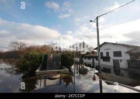 Â©PHOTOPQR/Sud Ouest/Isabelle Louvier ; Terris-les-bains ; 02/01/2021 ; 02/01/20 Soorts Hossegor inondations dans les Landes clue de l'Adour du kayak sur l'avenue des Barthes - Sud-Ouest de la France, sous les inondations du 2nd 2021 janvier Banque D'Images