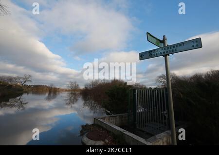 Â©PHOTOPQR/Sud Ouest/Isabelle Louvier ; Terris-les-bains ; 02/01/2021 ; 02/01/20 Soorts Hossegor inondations dans les Landes clue de l'Adour du kayak sur l'avenue des Barthes - Sud-Ouest de la France, sous les inondations du 2nd 2021 janvier Banque D'Images