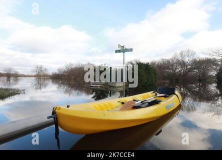 Â©PHOTOPQR/Sud Ouest/Isabelle Louvier ; Terris-les-bains ; 02/01/2021 ; 02/01/20 Soorts Hossegor inondations dans les Landes clue de l'Adour du kayak sur l'avenue des Barthes - Sud-Ouest de la France, sous les inondations du 2nd 2021 janvier Banque D'Images