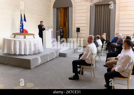 @ Pool/ Jacques Witt/Maxppp, France, Paris, 2021:01:13 Emmanuel Macron. Le président français Emmanuel Macron et Brigitte Macron assistent à une cérémonie avec un gâteau traditionnel géant de l'Epiphanie (galette des rois) au palais de l'Elysée. Banque D'Images