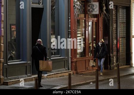 ©PHOTOPQR/LE PROGES/Maxime JegAT - Lyon 14/01/2021 - annonce vivre feu à Lyon le 14 janvier 2021 - Boutique fermée dans les rues de Lyon après l'annonce du livre feu à 18 heures. - France - Covid-19: Couvre-feu national à 6:00 samedi Banque D'Images