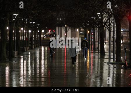 ©PHOTOPQR/LE PROGES/Maxime JEGAT - Lyon 14/01/2021 - annonce vivre feu à Lyon le 14 janvier 2021 - ambiance place Bellecour à Lyon au moment de l'annonce du livre feu à 18 heures. - France - Covid-19: Couvre-feu national à 6:00 samedi Banque D'Images