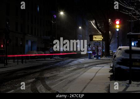 ©Nicolas Beaumont / le Pictorium/MAXPPP - Nicolas Beaumont / le Pictorium - 16/1/2021 - France / Auvergne-Rhone-Alpes / Lyon - rue de Lyon recouverte de neige / 16/1/2021 - France / Auvergne-Rhone-Alpes / Lyon - rue Lyon couverte de neige Banque D'Images