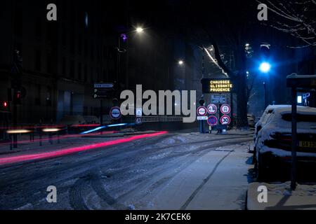 ©Nicolas Beaumont / le Pictorium/MAXPPP - Nicolas Beaumont / le Pictorium - 16/1/2021 - France / Auvergne-Rhone-Alpes / Lyon - rue de Lyon recouverte de neige / 16/1/2021 - France / Auvergne-Rhone-Alpes / Lyon - rue Lyon couverte de neige Banque D'Images