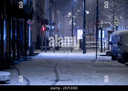 ©Nicolas Beaumont / le Pictorium/MAXPPP - Nicolas Beaumont / le Pictorium - 16/1/2021 - France / Auvergne-Rhone-Alpes / Lyon - rue de Lyon recouverte de neige / 16/1/2021 - France / Auvergne-Rhone-Alpes / Lyon - rue Lyon couverte de neige Banque D'Images