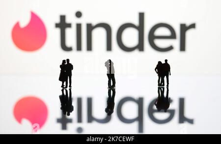 ©PHOTOPQR/LE PARISIEN/ARNAUD JOURNOIS ; PARIS ; 18/01/2021 ; COUPLE D'ILLUSTRATIONS , RENCONTRE , AMOUR , APPLICATION TINDER Creative sur les applications de réunion de couple Banque D'Images