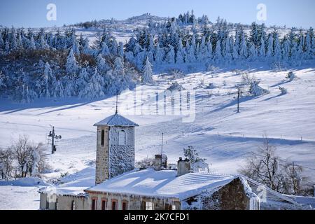 ©PHOTOPQR/LE PROGRES/Richard MOUILLUD - le Bessat 19/01/2021 - le 21/01/2021 neige à la Jasserie dans le parc du Pilat près du Bessat -neige à la Jasserie dans le parc du Pilat près du Bessat la Jasserie du Pilat : Auberge du Pilat la Jasserie du Pilat la Jasserie du Pilat e St une Auberge du Mont Pilat, perchée à 1310 mètres d’altitude au pied du Crêt de la Perdrix, point culminant du Pilat à 1434 mètres d’altitude. Le restaurant est situé entre les communes du Bessat et de la Valla en Gier. - 2021/01/21. Fortes chutes de neige en France. Banque D'Images