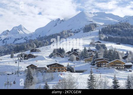 ©Giacomo Italiano/MAXPPP - diverses illustrations pendant l'hiver dans la station de ski de la Clusaz en haute-Savoie dans les Alpes françaises. Paysage montagneux autour de la station. France, janvier 2021. Photographe : Giacomo Italiano / Maxppp illustrations divers en hiver à la station de ski de la Clusaz en haute Savoie dans les alpes francaises. Paysage montagneux autour de la gare. France, janvier 2021. Photographie : Giacomo Italiano / Maxppp Banque D'Images