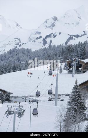 ©Giacomo Italiano/MAXPPP - diverses illustrations pendant l'hiver dans la station de ski de la Clusaz en haute-Savoie dans les Alpes françaises. Vider les ascenseurs mécaniques de la station. France, janvier 2021. Photographe : Giacomo Italiano / Maxppp illustrations divers en hiver à la station de ski de la Clusaz en haute Savoie dans les alpes francaises. Remontees mecaniques vides de la station. France, janvier 2021. Photographie : Giacomo Italiano / Maxppp Banque D'Images