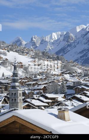 ©Giacomo Italiano/MAXPPP - diverses illustrations pendant l'hiver dans la station de ski de la Clusaz en haute-Savoie dans les Alpes françaises. Paysage montagneux et panorama sur le village. France, janvier 2021. Photographe : Giacomo Italiano / Maxppp illustrations divers en hiver à la station de ski de la Clusaz en haute Savoie dans les alpes francaises. Paysage montagneux et vue sur le village. France, janvier 2021. Photographie : Giacomo Italiano / Maxppp Banque D'Images