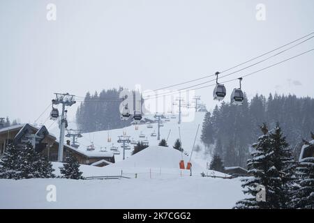 ©Giacomo Italiano/MAXPPP - diverses illustrations pendant l'hiver dans la station de ski de la Clusaz en haute-Savoie dans les Alpes françaises. Vider les ascenseurs mécaniques de la station. France, janvier 2021. Photographe : Giacomo Italiano / Maxppp illustrations divers en hiver à la station de ski de la Clusaz en haute Savoie dans les alpes francaises. Remontees mecaniques vides de la station. France, janvier 2021. Photographie : Giacomo Italiano / Maxppp Banque D'Images