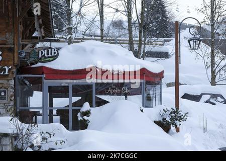 ©Giacomo Italiano/MAXPPP - diverses illustrations pendant l'hiver dans la station de ski de la Clusaz en haute-Savoie dans les Alpes françaises. Pub fermé en raison d'une pandémie. France, janvier 2021. Photographe : Giacomo Italiano / Maxppp illustrations divers en hiver à la station de ski de la Clusaz en haute Savoie dans les alpes francaises. Bar ferme dans le village une cause de la pandemie. France, janvier 2021. Photographie : Giacomo Italiano / Maxppp Banque D'Images