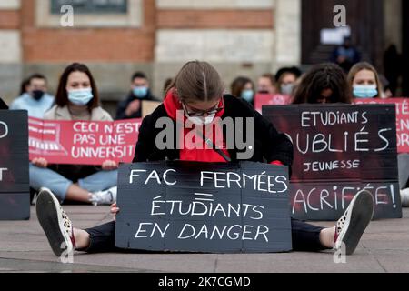 ©PHOTOPQR/LA DEPECHE DU MIDI/VALENTINE CHAPUIS ; TOULOUSE ; 26/01/2021 ; RASSEMBLEMENT DES ETUDIANTS SUR LA PLACE DU CAPITOLE SUITE A LA VOYAGE DE MANIFESTATION NATIONALE / UNIVERS ETUDIANTS COVID 19 Toulouse, France, jan 26th 2021 - les étudiants protestent alors que les universites sont encore fermés en France dans le cadre de restrictions contre la propagation de la pandémie de Covid-19 Banque D'Images