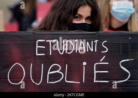 ©PHOTOPQR/LA DEPECHE DU MIDI/VALENTINE CHAPUIS ; TOULOUSE ; 26/01/2021 ; RASSEMBLEMENT DES ETUDIANTS SUR LA PLACE DU CAPITOLE SUITE A LA VOYAGE DE MANIFESTATION NATIONALE / UNIVERS ETUDIANTS COVID 19 Toulouse, France, jan 26th 2021 - les étudiants protestent alors que les universites sont encore fermés en France dans le cadre de restrictions contre la propagation de la pandémie de Covid-19 Banque D'Images