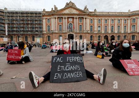 ©PHOTOPQR/LA DEPECHE DU MIDI/VALENTINE CHAPUIS ; TOULOUSE ; 26/01/2021 ; RASSEMBLEMENT DES ETUDIANTS SUR LA PLACE DU CAPITOLE SUITE A LA VOYAGE DE MANIFESTATION NATIONALE / UNIVERS ETUDIANTS COVID 19 Toulouse, France, jan 26th 2021 - les étudiants protestent alors que les universites sont encore fermés en France dans le cadre de restrictions contre la propagation de la pandémie de Covid-19 Banque D'Images