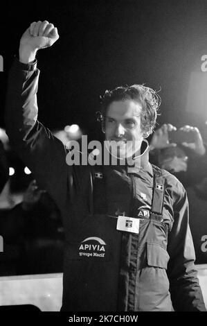 ©franck castel/MAXPPP - ce mercredi 27 janvier le premier skipper, Charlie Dalin, a franchi la ligne d'arrivée aux Sables d'Olonne, au terme de 80 jours en mer, depuis le 8 novembre dernie APIVIA Vendée globe 2020 la seule course a la voile automobile du monde en solitaire, sans escale. le 27 janvier 2021 l'arrivée du Vendée Globe 2020-2021, édition 9th de la course de yacht solo non-stop autour du monde, sur 27 janvier 2021 aux Sables-d'Olonne, France Banque D'Images