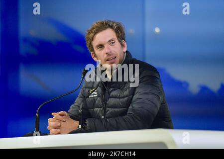 ©franck castel/MAXPPP - ce mercredi 27 janvier le premier skipper, Charlie Dalin, a franchi la ligne d'arrivée aux Sables d'Olonne, au terme de 80 jours en mer, depuis le 8 novembre dernie APIVIA Vendée globe 2020 la seule course a la voile automobile du monde en solitaire, sans escale. le 27 janvier 2021 l'arrivée du Vendée Globe 2020-2021, édition 9th de la course de yacht solo non-stop autour du monde, sur 27 janvier 2021 aux Sables-d'Olonne, France Banque D'Images