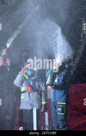 ©franck castel/MAXPPP - ce mercredi 27 janvier le premier skipper, Charlie Dalin, a franchi la ligne d'arrivée aux Sables d'Olonne, au terme de 80 jours en mer, depuis le 8 novembre dernie APIVIA Vendée globe 2020 la seule course a la voile automobile du monde en solitaire, sans escale. le 27 janvier 2021 l'arrivée du Vendée Globe 2020-2021, édition 9th de la course de yacht solo non-stop autour du monde, sur 27 janvier 2021 aux Sables-d'Olonne, France Banque D'Images