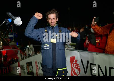 ©franck castel/MAXPPP - ce mercredi 27 janvier le premier skipper, Charlie Dalin, a franchi la ligne d'arrivée aux Sables d'Olonne, au terme de 80 jours en mer, depuis le 8 novembre dernie APIVIA Vendée globe 2020 la seule course a la voile automobile du monde en solitaire, sans escale. le 27 janvier 2021 l'arrivée du Vendée Globe 2020-2021, édition 9th de la course de yacht solo non-stop autour du monde, sur 27 janvier 2021 aux Sables-d'Olonne, France Banque D'Images