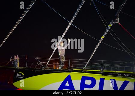 ©franck castel/MAXPPP - ce mercredi 27 janvier le premier skipper, Charlie Dalin, a franchi la ligne d'arrivée aux Sables d'Olonne, au terme de 80 jours en mer, depuis le 8 novembre dernie APIVIA Vendée globe 2020 la seule course a la voile automobile du monde en solitaire, sans escale. le 27 janvier 2021 l'arrivée du Vendée Globe 2020-2021, édition 9th de la course de yacht solo non-stop autour du monde, sur 27 janvier 2021 aux Sables-d'Olonne, France Banque D'Images