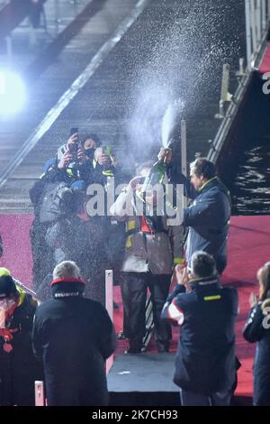 ©franck castel/MAXPPP - ce mercredi 27 janvier le premier skipper, Charlie Dalin, a franchi la ligne d'arrivée aux Sables d'Olonne, au terme de 80 jours en mer, depuis le 8 novembre dernie APIVIA Vendée globe 2020 la seule course a la voile automobile du monde en solitaire, sans escale. le 27 janvier 2021 l'arrivée du Vendée Globe 2020-2021, édition 9th de la course de yacht solo non-stop autour du monde, sur 27 janvier 2021 aux Sables-d'Olonne, France Banque D'Images