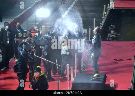 ©franck castel/MAXPPP - ce mercredi 27 janvier le premier skipper, Charlie Dalin, a franchi la ligne d'arrivée aux Sables d'Olonne, au terme de 80 jours en mer, depuis le 8 novembre dernie APIVIA Vendée globe 2020 la seule course a la voile automobile du monde en solitaire, sans escale. le 27 janvier 2021 l'arrivée du Vendée Globe 2020-2021, édition 9th de la course de yacht solo non-stop autour du monde, sur 27 janvier 2021 aux Sables-d'Olonne, France Banque D'Images