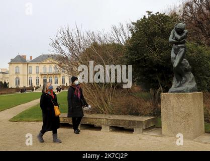 ©PHOTOPQR/LE PARISIEN/Delphine Goldsztejn ; PARIS ; 26/01/2021 ; Musée Rodin, 77 rue de Varenne, 75007 Paris Réouverture du jardin des sculptures Témoignages : Maria (bonnet) et Catalina le 26/01/2021 photo : Delphine Goldsztejn - Paris, France, jan 26th 2021 - les jardins du musée Rodin sont rouverts Banque D'Images