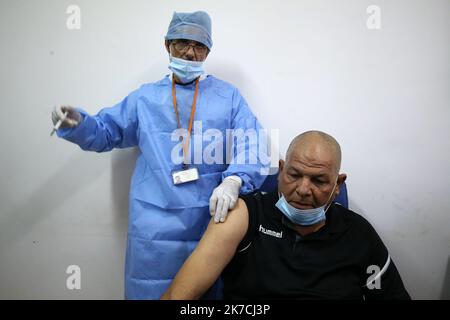 ©Billel Bensalem / APP/MAXPPP - le début du processus de vaccination contre le coronavirus COVID-19 pour un homme dans une clinique de la ville de Blida, à environ 45 kilomètres au sud-ouest de la capitale algrienne, le 30 janvier 2021, la campagne de vaccination un commentaire symbolisant le même droit pour s'inscrire le premier nouveau cas de coronavirus en 2020. Fin décembre, l'Algérie a annoncé avoir recommandé 500 000 doses du vaccin Spoutnik V à la Fédération de Russie début du processus de vaccination contre le coronavirus COVID-19 pour un homme dans une clinique de la ville de Blida, à propos Banque D'Images