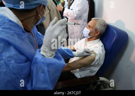 ©Billel Bensalem / APP/MAXPPP - le début du processus de vaccination contre le coronavirus COVID-19 pour un homme dans une clinique de la ville de Blida, à environ 45 kilomètres au sud-ouest de la capitale algrienne, le 30 janvier 2021, la campagne de vaccination un commentaire symbolisant le même droit pour s'inscrire le premier nouveau cas de coronavirus en 2020. Fin décembre, l'Algérie a annoncé avoir recommandé 500 000 doses du vaccin Spoutnik V à la Fédération de Russie début du processus de vaccination contre le coronavirus COVID-19 pour un homme dans une clinique de la ville de Blida, à propos Banque D'Images