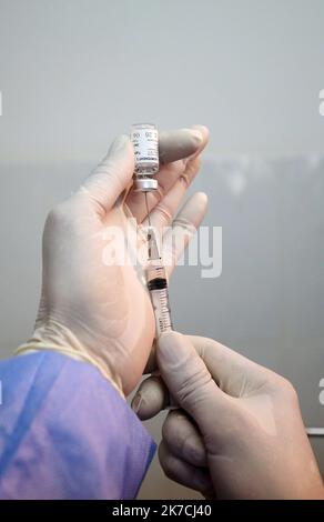 ©Billel Bensalem / APP/MAXPPP - le début du processus de vaccination contre le coronavirus COVID-19 pour un homme dans une clinique de la ville de Blida, à environ 45 kilomètres au sud-ouest de la capitale algrienne, le 30 janvier 2021, la campagne de vaccination un commentaire symbolisant le même droit pour s'inscrire le premier nouveau cas de coronavirus en 2020. Fin décembre, l'Algérie a annoncé avoir recommandé 500 000 doses du vaccin Spoutnik V à la Fédération de Russie début du processus de vaccination contre le coronavirus COVID-19 pour un homme dans une clinique de la ville de Blida, à propos Banque D'Images