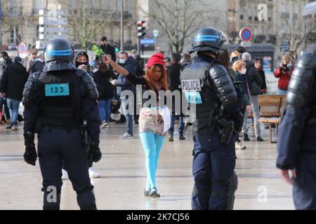 ©PHOTOPQR/LE PARISIEN/Frédéric DUGIT ; Paris ; 30/01/2021 ; Paris XII, le 30 janvier 2021 manifestation des dorés jaunes sur la place de la nation à Paris, avec indication de la présence de Jérôme Rodrigues, la une des figures du mouvement. - Manifestation de Gilets Jaunes en France janvier 30 2021 Banque D'Images