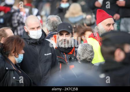 ©PHOTOPQR/LE PARISIEN/Frédéric DUGIT ; Paris ; 30/01/2021 ; Paris XII, le 30 janvier 2021 manifestation des dorés jaunes sur la place de la nation à Paris, avec indication de la présence de Jérôme Rodrigues, la une des figures du mouvement. - Manifestation de Gilets Jaunes en France janvier 30 2021 Banque D'Images