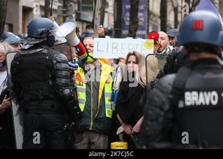 ©PHOTOPQR/LE PARISIEN/Frédéric DUGIT ; Paris ; 30/01/2021 ; Société / politique Paris XIE, le 30 janvier 2021 manifestation des dorés jaunes en mouvement vers la place de la république à Paris - manifestation de Gilets Jaunes en France jan 30 2021 Banque D'Images